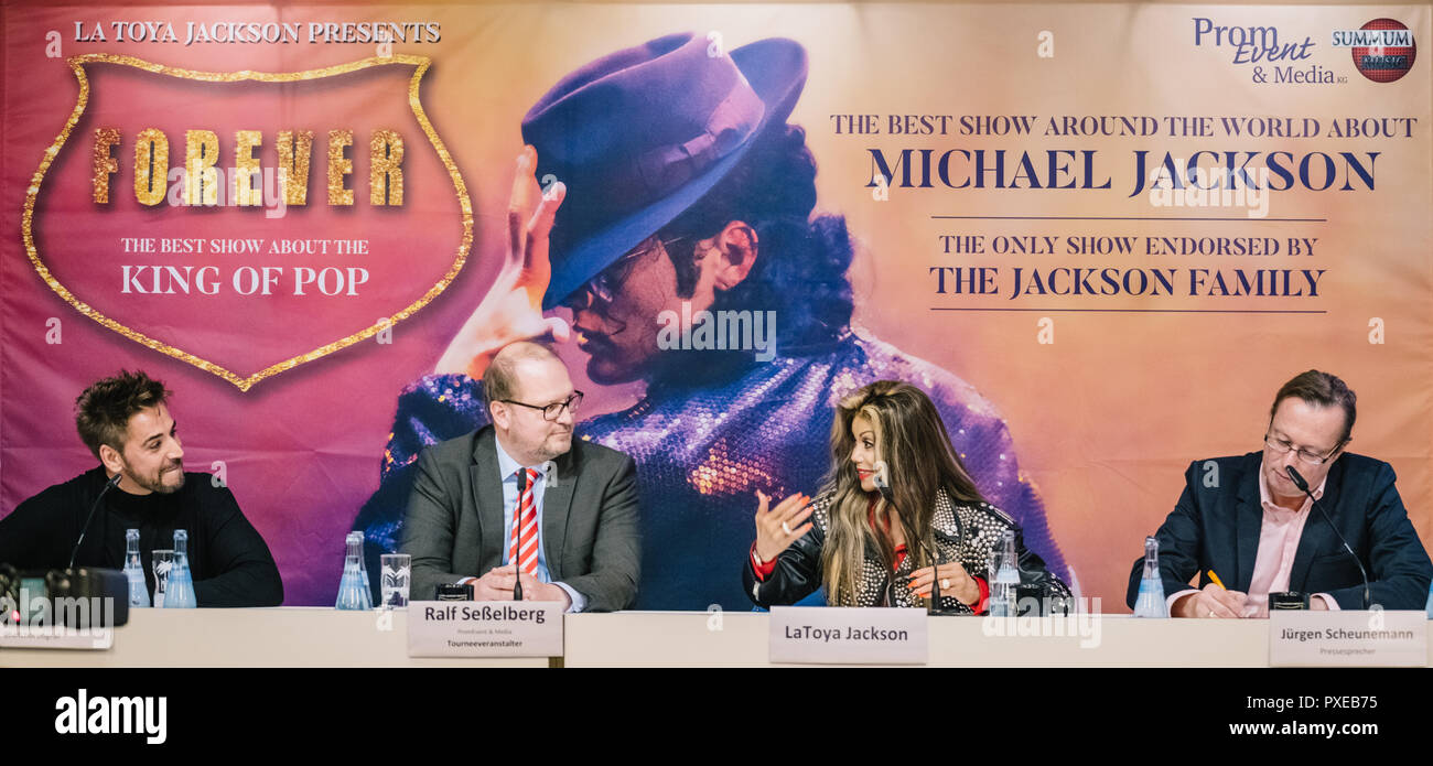 Hanover, Germany. 22nd Oct, 2018. Carmelo Segura (l-r), chief choreographer, Ralf Seßelberg, tour organiser, LaToya Jackson and Jürgen Scheinemann, press spokesman, are sitting in the TUI Arena during a press conference on the Michael Jackson show 'Forever-King of Pop'. The show, which will be a guest in Germany next year, will be presented by Jackson's sister LaToya. Credit: Ole Spata/dpa/Alamy Live News Stock Photo