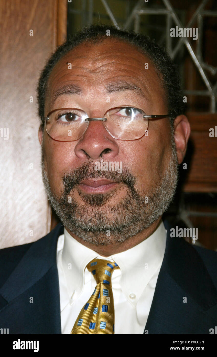 ***FILE PHOTO*** Richard Parsons steps down from CBS board citing