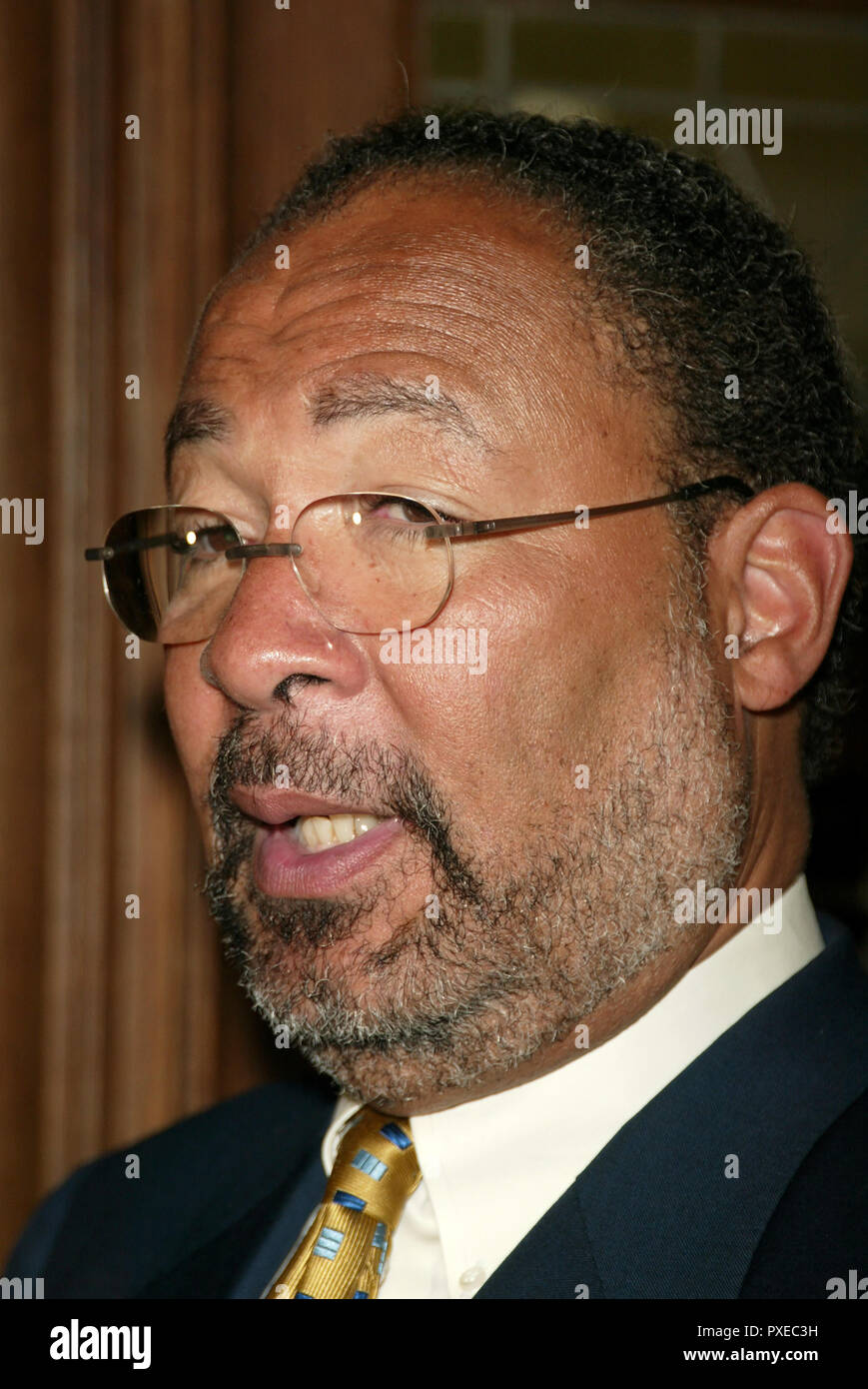 ***FILE PHOTO*** Richard Parsons steps down from CBS board citing