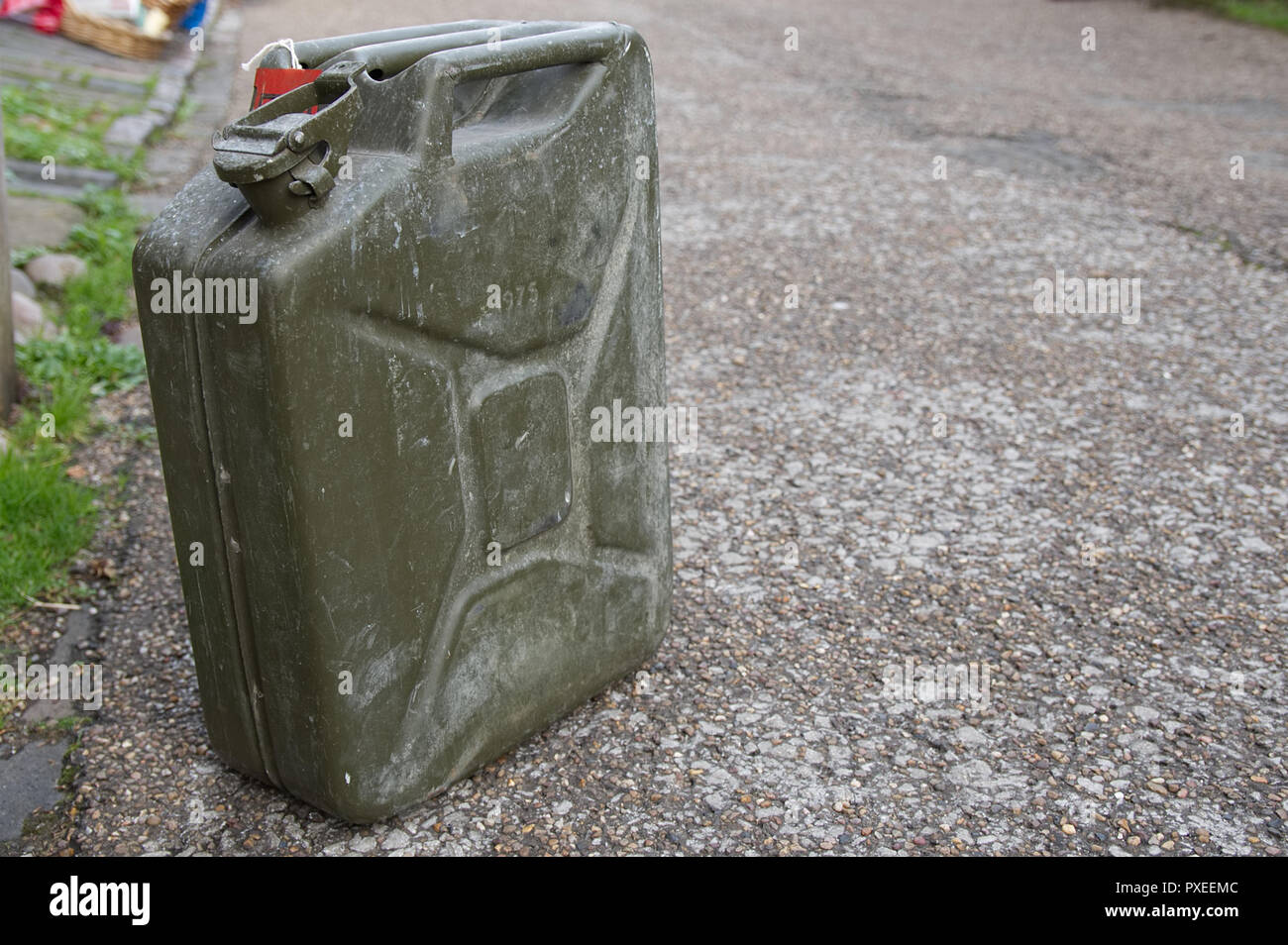 Download Jerry Can High Resolution Stock Photography And Images Alamy Yellowimages Mockups