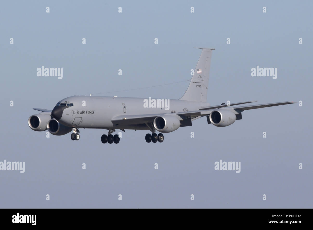 USAF KC-135R air refuelling tanker arriving at RAF Mildenhall. Stock Photo