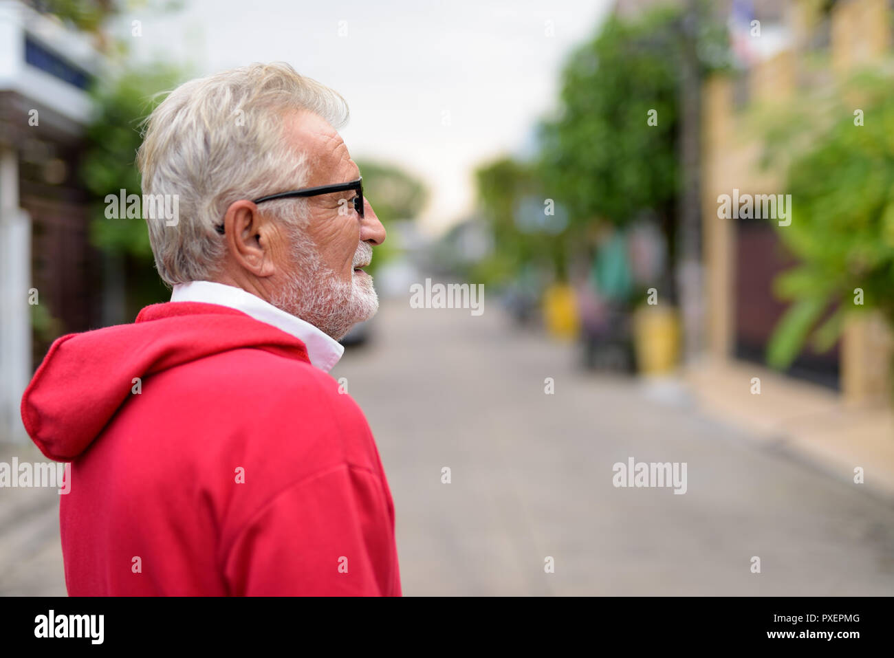 Old man white beard profile hi-res stock photography and images - Alamy