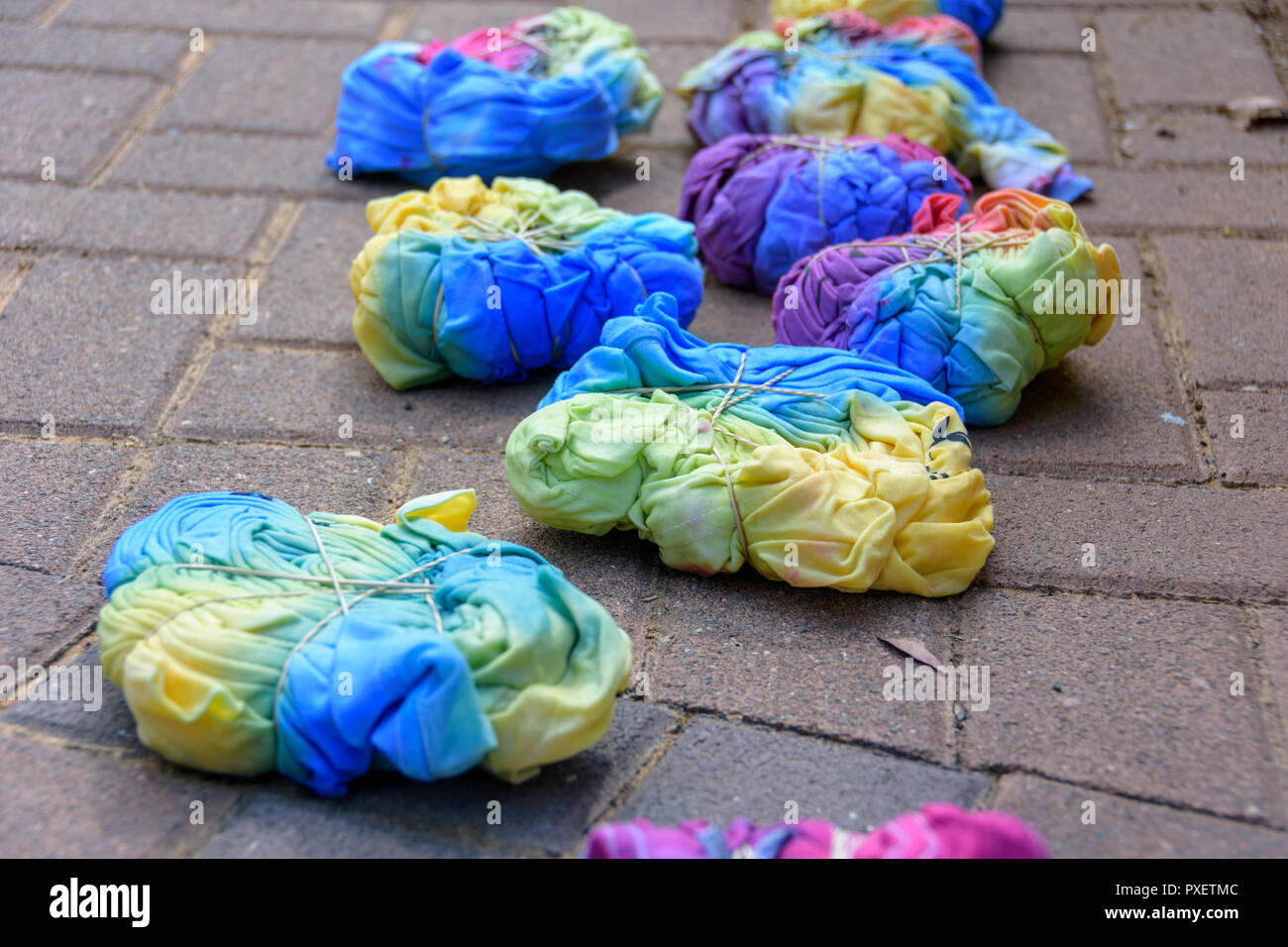 how to rubber band a shirt to tie dye