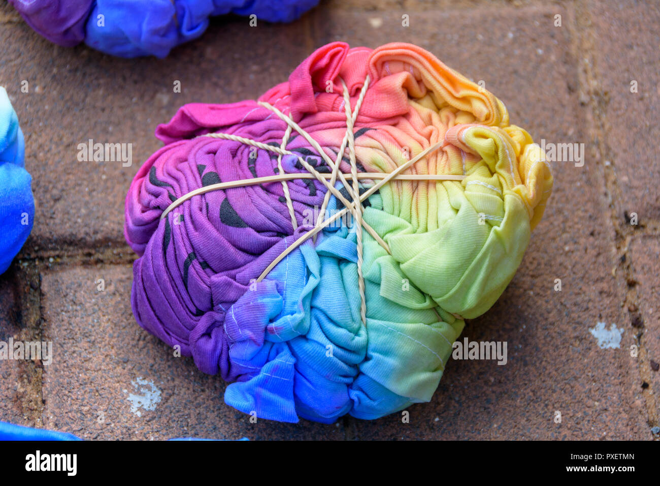 where to put rubber bands on tie dye shirts