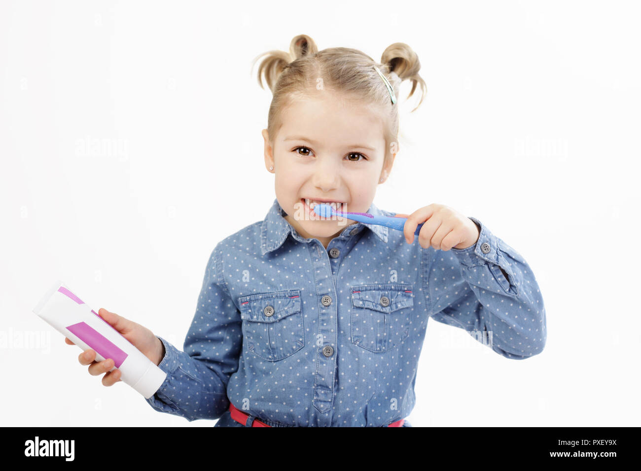 Child and toothpaste hires stock photography and images Alamy