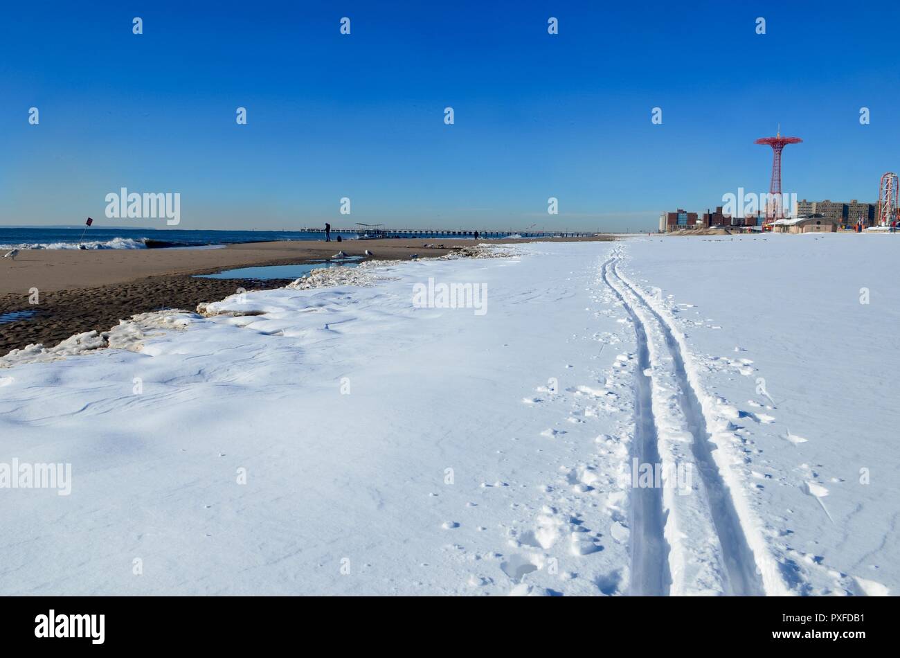 Coney island pier winter hi-res stock photography and images - Alamy