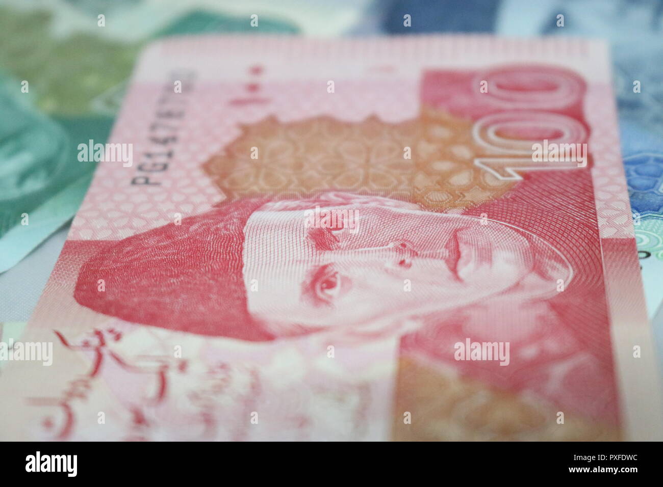 100 pounds sale in pakistani rupees