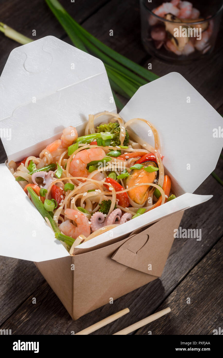 Noodles stir-fried with seafood Stock Photo - Alamy