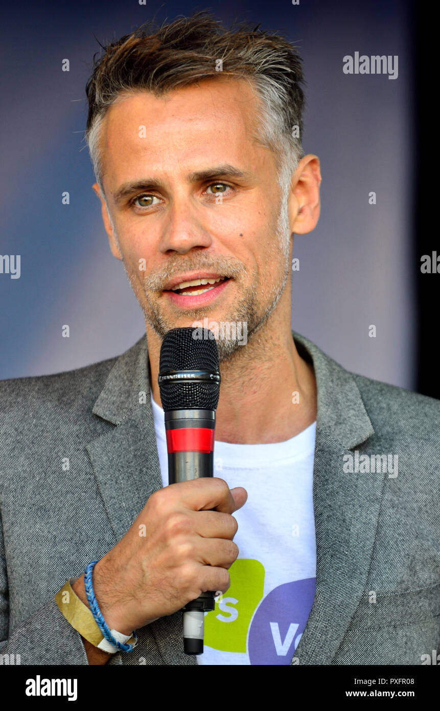 Richard Bacon acting as comperes at the People's Vote March in support of a second Brexit referendum, London, 20th October 2018 Stock Photo