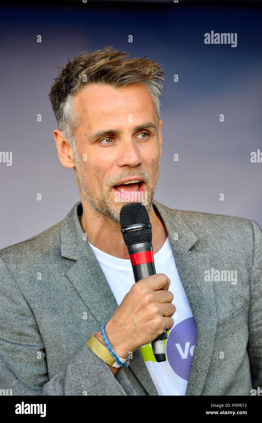 Richard Bacon acting as comperes at the People's Vote March in support of a second Brexit referendum, London, 20th October 2018 Stock Photo
