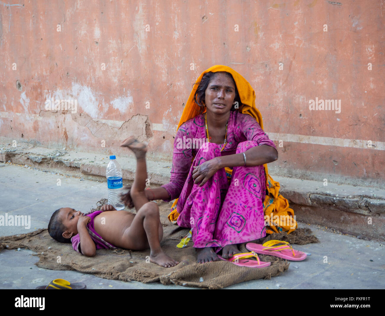 Jaipur, India, 20th September 2018 Daily scenes of local people watching tourists, asking for money or posing for them Stock Photo