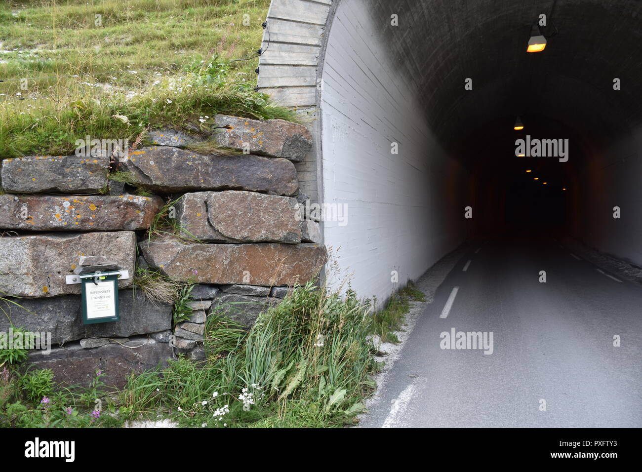 Tunnel, Uttakleiv, Leknes, Norwegen, Nordland, Briefkasten, Warnweste, Schutzweste, Sicherheit, Lofoten, Wand, Mauer, Tunnelportal, Portal, Schutz Stock Photo