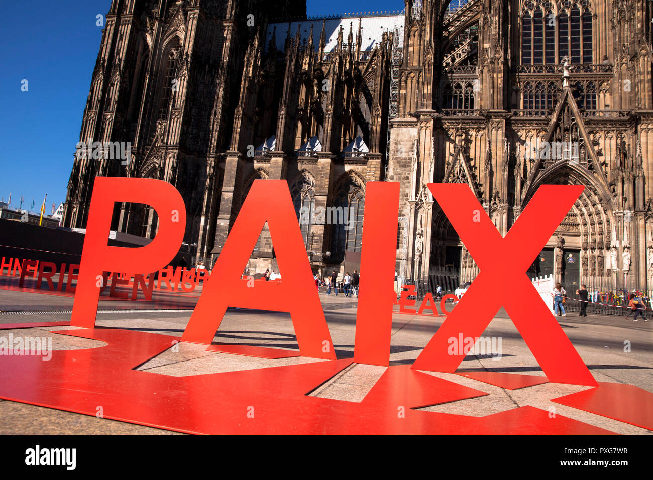 word sculptures in front of the cathedral during the cathedral pilgrimage 2018, the sculptures show the word peace in 12 languages, Cologne, Germany.  Stock Photo