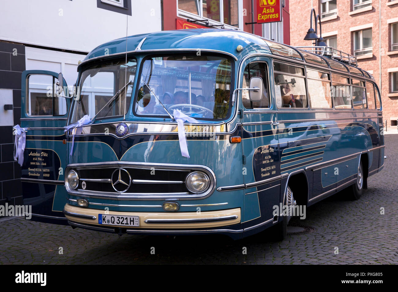 Mercedes-Benz oldtimer bus model O 321 H on the Heumarkt, booked for a wedding, Cologne, Germany.  Mercedes-Benz Oldtimer Reisebus Model O 321 H auf d Stock Photo