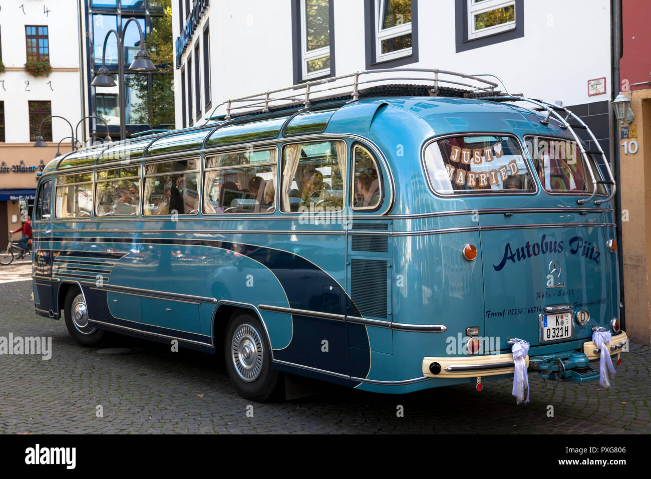 Mercedes-Benz oldtimer bus model O 321 H on the Heumarkt, booked for a wedding, Cologne, Germany.  Mercedes-Benz Oldtimer Reisebus Model O 321 H auf d Stock Photo