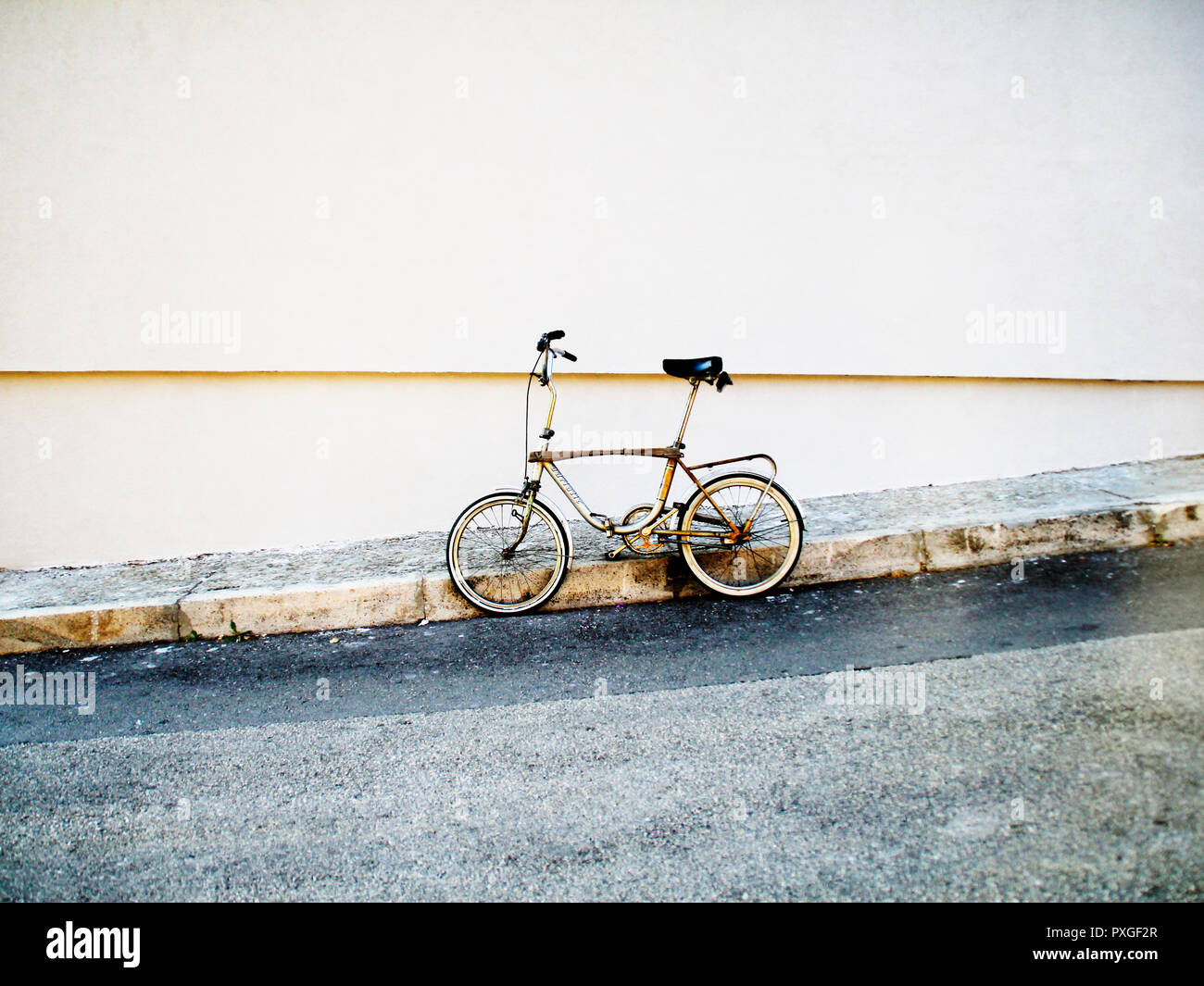 Vintage style bike hi-res stock photography and images - Alamy