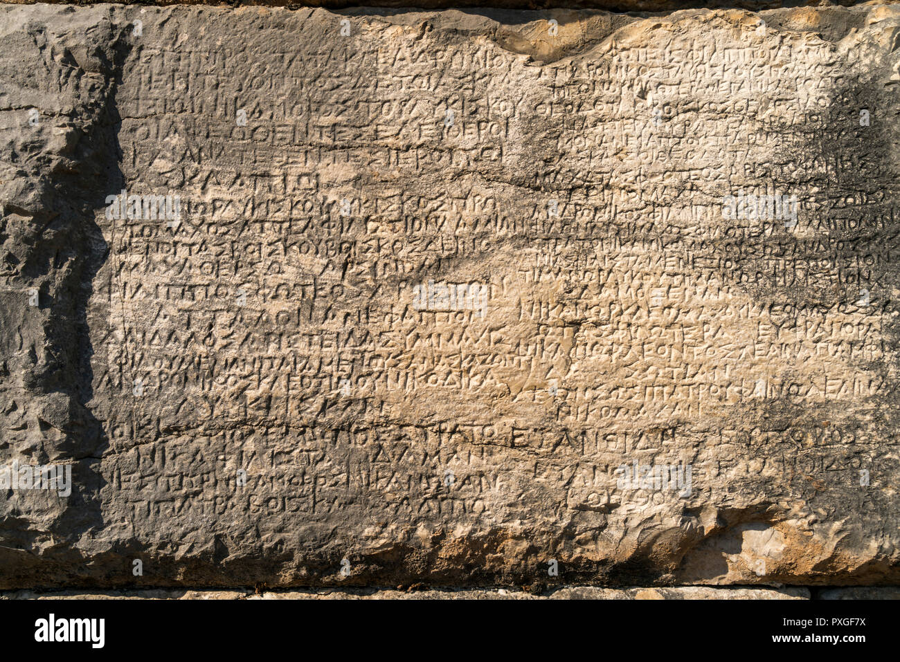 griechische Inschrift auf Stein, Butrint, Albanien, Europa | greek inscription on stone, Butrint or Buthrotum, Albania, Europe Stock Photo