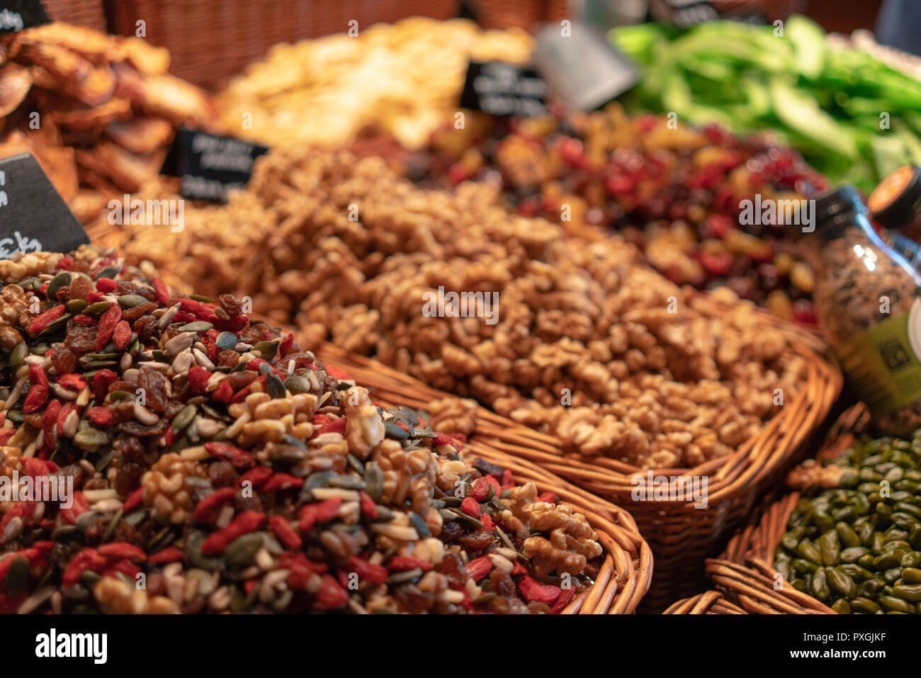 frische Gewürze auf dem Marktplatz in Körben Stock Photo