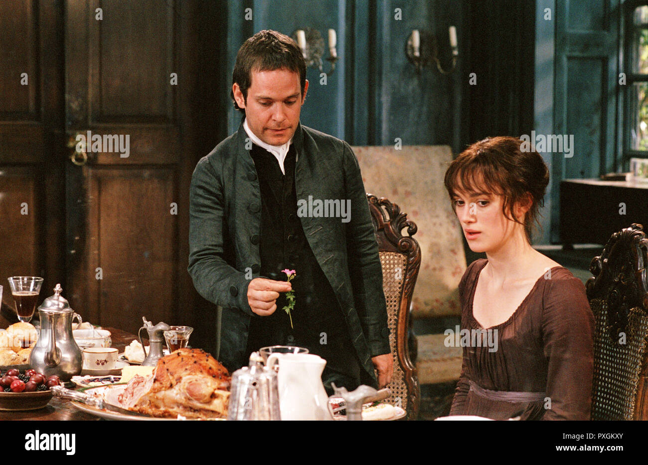 Stolz & Vorurteil aka. Pride & Prejudice, 2005 Regie: Joe Wright, Mr. Collins (TOM HOLLANDER) and Elizabeth Bennet (KEIRA KNIGHTLEY) Stock Photo