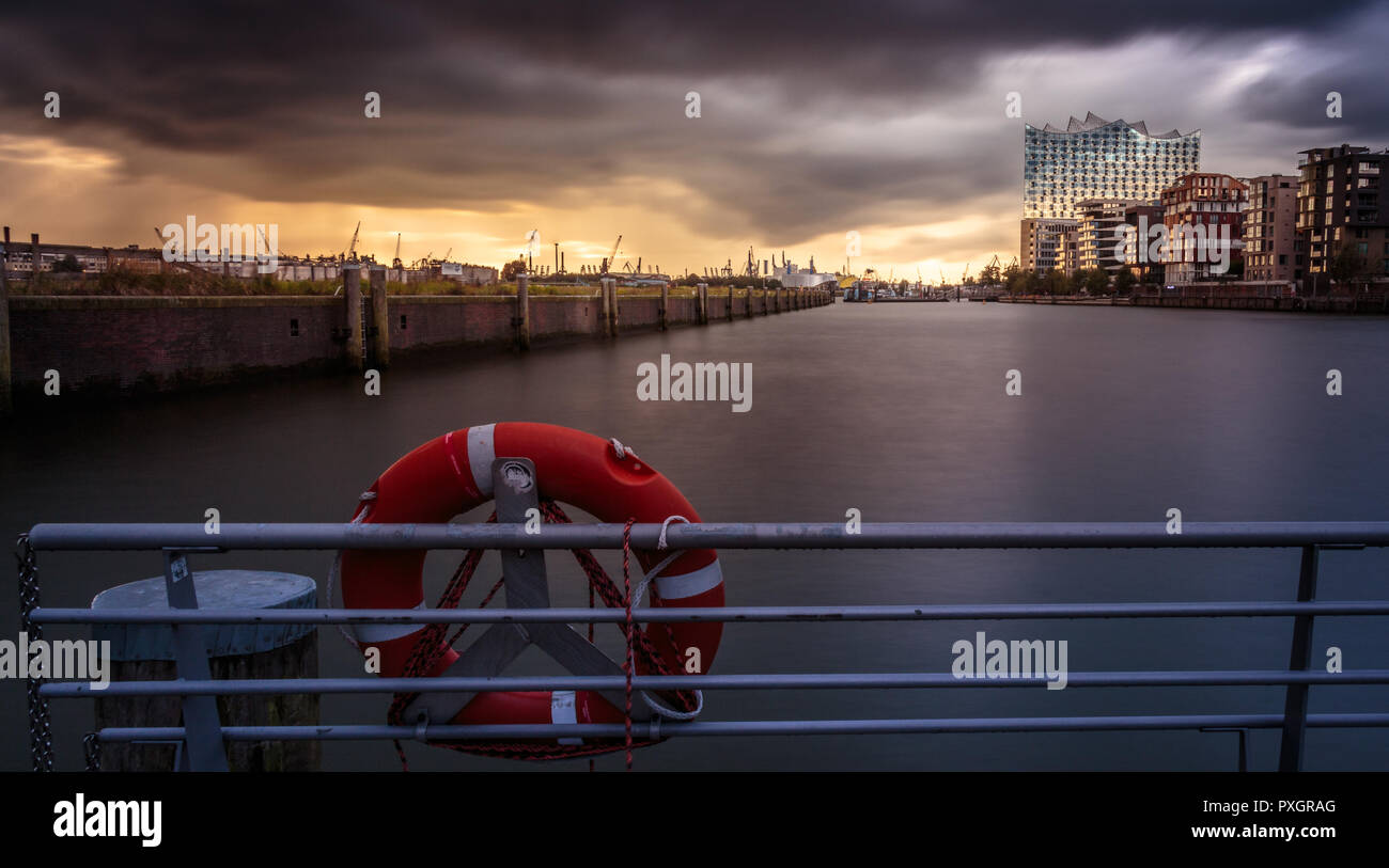 Hafenstadt Hamburg und die Elbphilharmonie Stock Photo