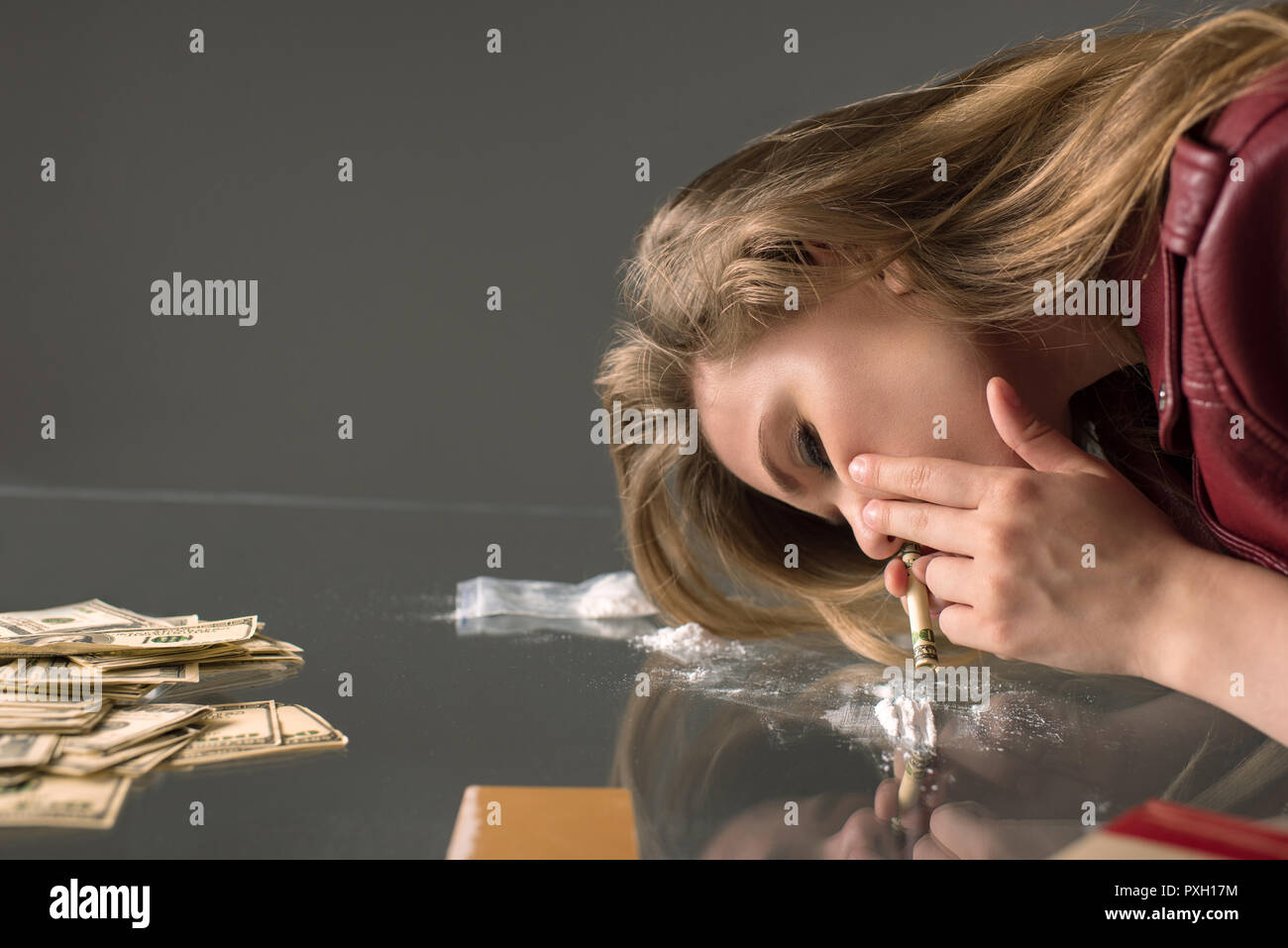Woman sniffing cocaine immagini e fotografie stock ad alta risoluzione -  Alamy