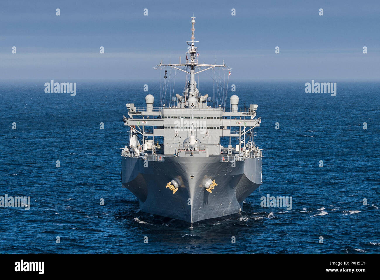 181020-N-KA046-0376 NORTH SEA (Oct. 20, 2018) The Blue Ridge-class command and control ship USS Mount Whitney (LCC 20) transits the North Sea, Oct. 20, 2018. Mount Whitney, forward-deployed to Gaeta, Italy, operates with a combined crew of U.S. Navy Sailors and Military Sealift Command civil service mariners. (U.S. Navy photo by Mass Communication Specialist 2nd Class James R. Turner/Released) Stock Photo