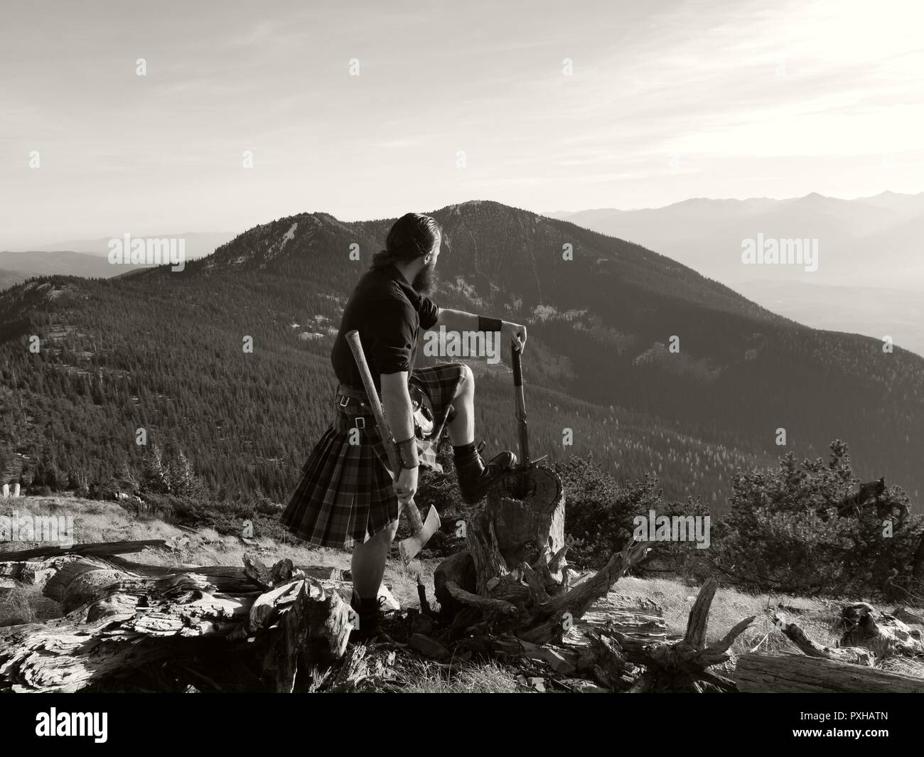 Scottish warrior in kilt hi-res stock photography and images - Alamy