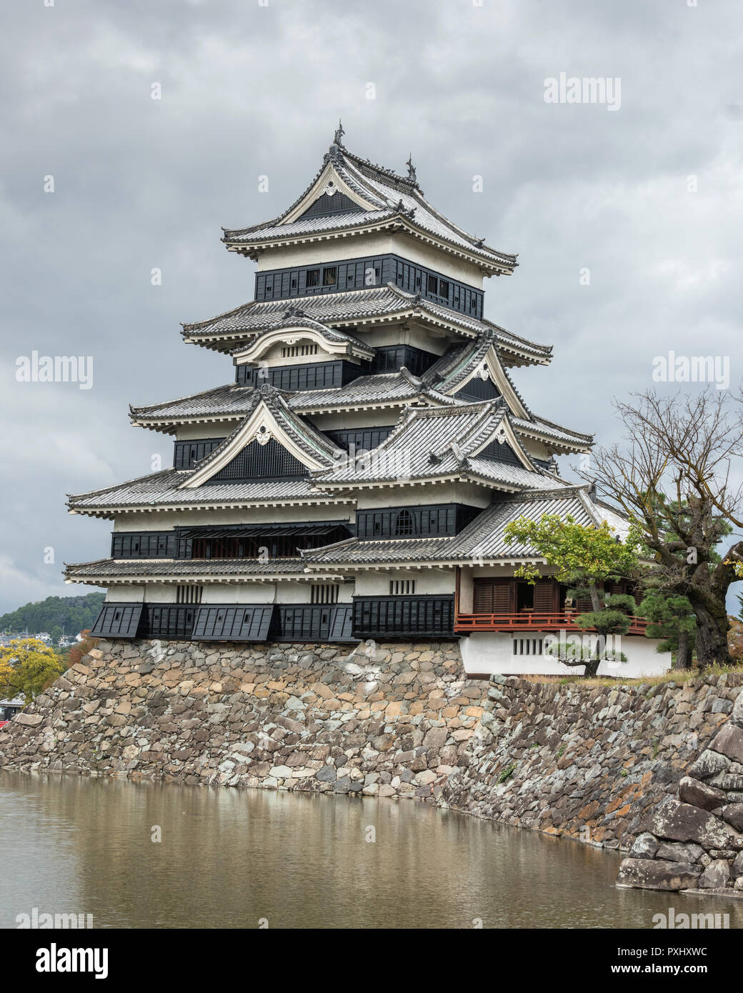 Black Crow castle (Matsumotojo) with moat, Nagano, Japan Stock Photo
