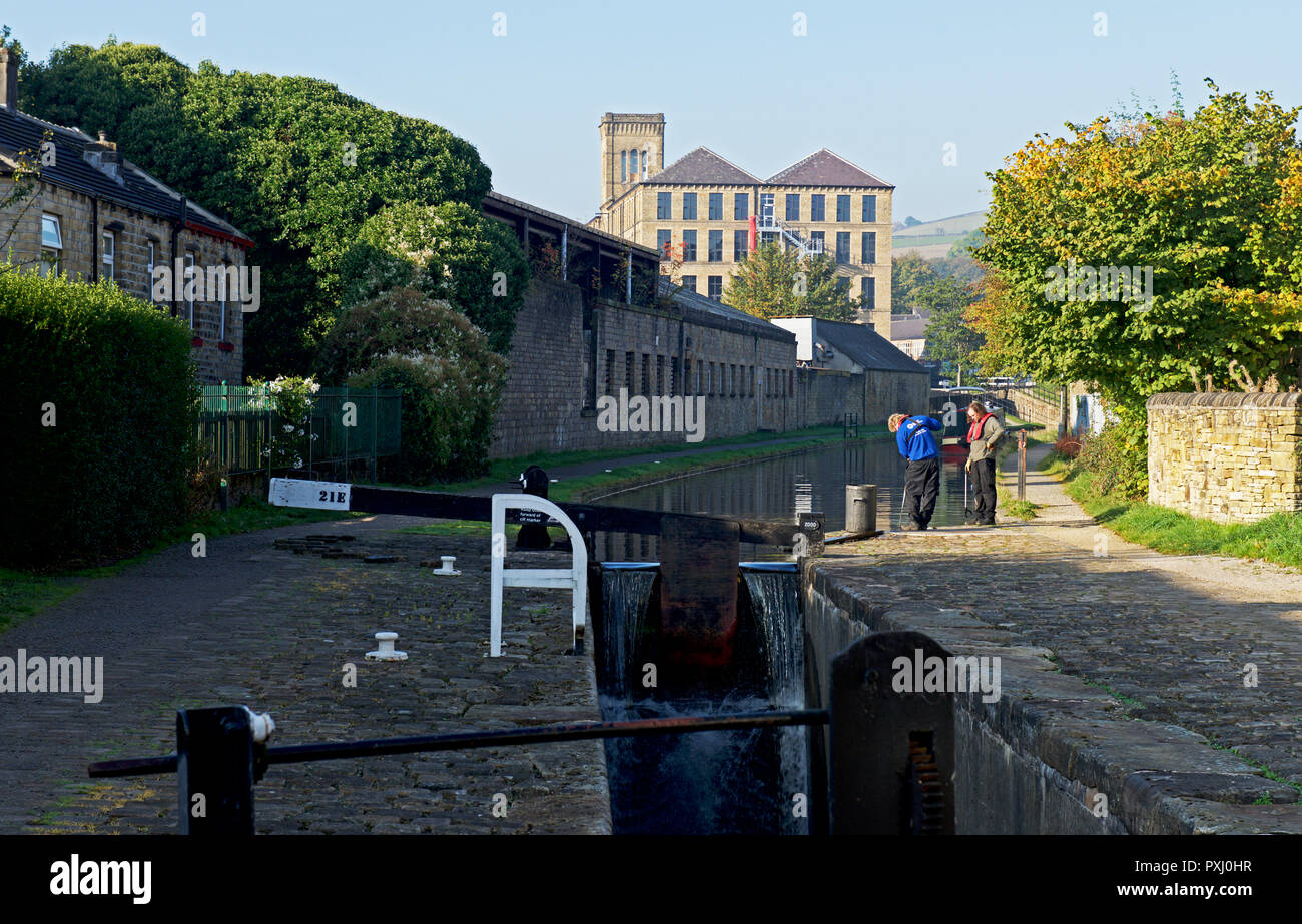 The Huddersfield Narrow Canal, Slaithwaite, West Yorkshire, England UK ...