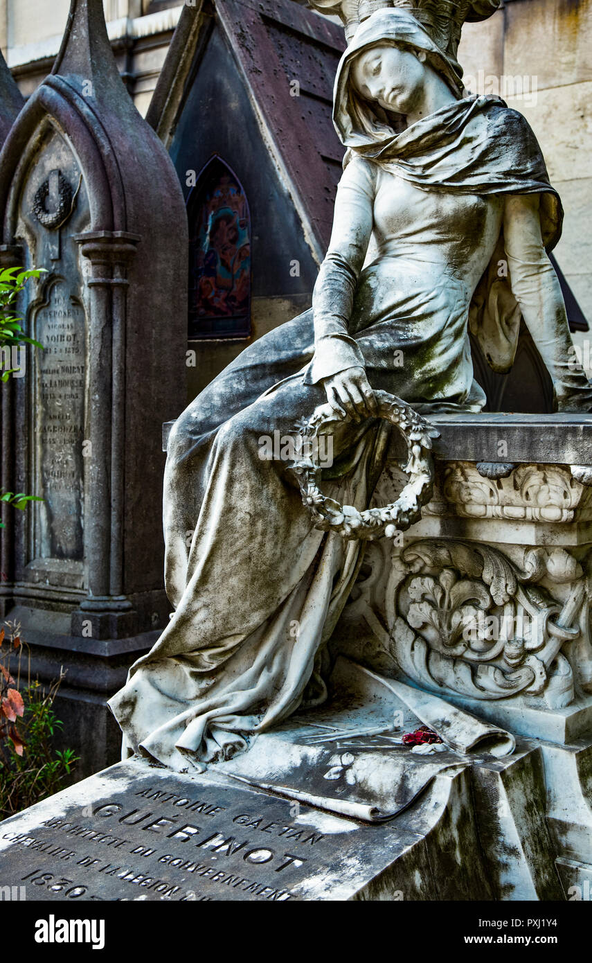France Paris, sculptures in the Pére Lachaise cemetery Stock Photo - Alamy