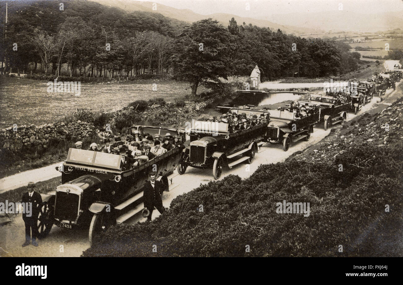 A Cavalcade of Charabancs of the Royal Red Coach Company (of Llandudno, North Wales) at the Sychnant Pass in Conwy County Borough, Wales. The pass links Conwy to Penmaenmawr via Dwygyfylchi. Much of the pass is in Snowdonia National Park.     Date: circa 1920s Stock Photo