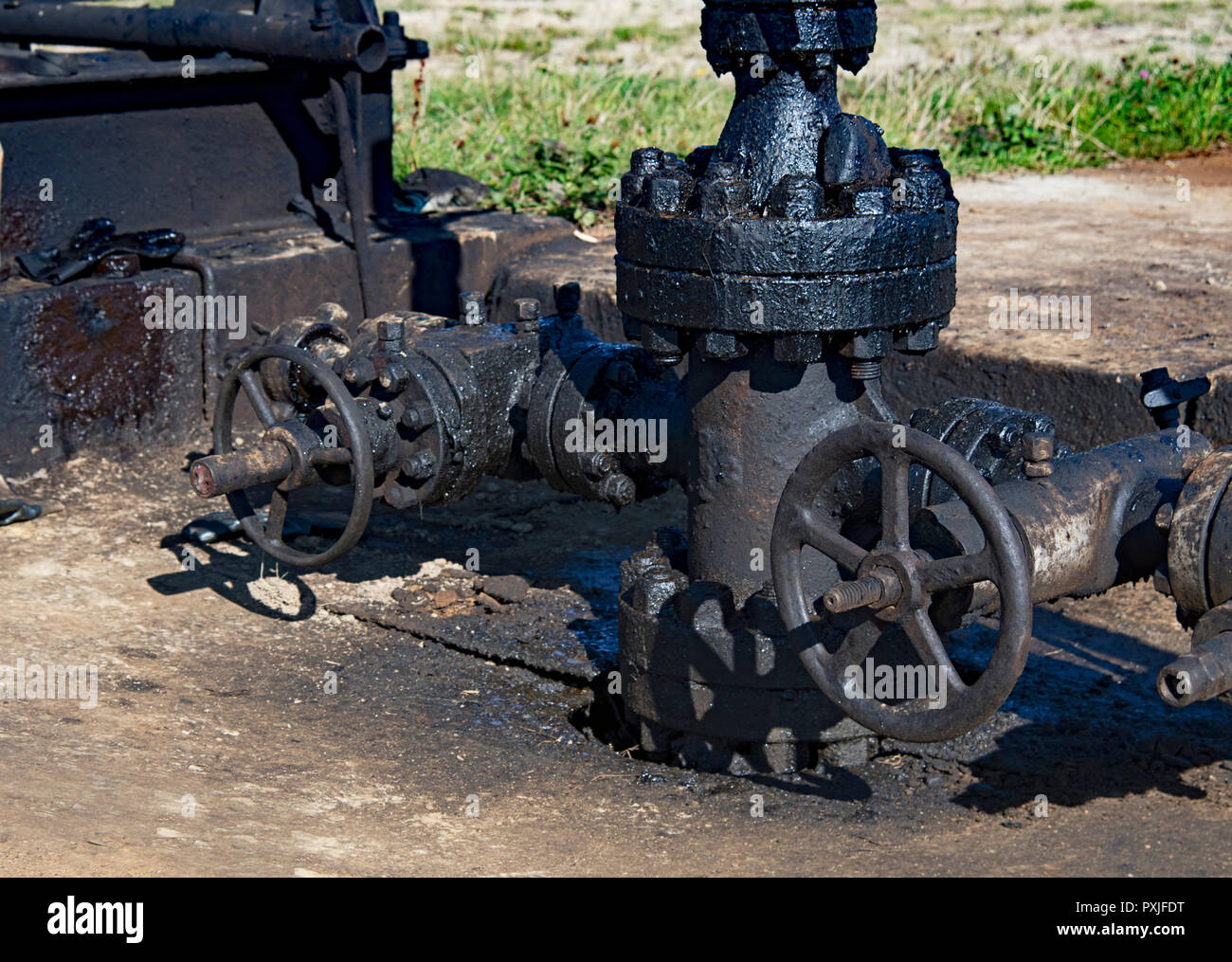 Oil and gas wellhead hi-res stock photography and images - Alamy