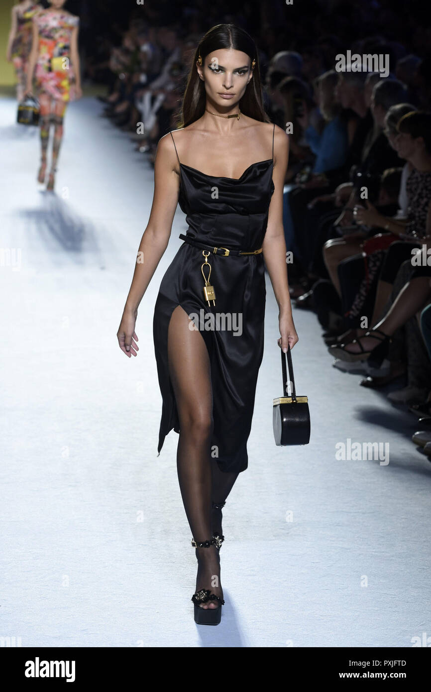 sur deltager Shredded Milan Fashion Week Spring/Summer 2019 - Versace - Catwalk Featuring: Emily  Ratajkowski Where: Milan, Italy When: 21