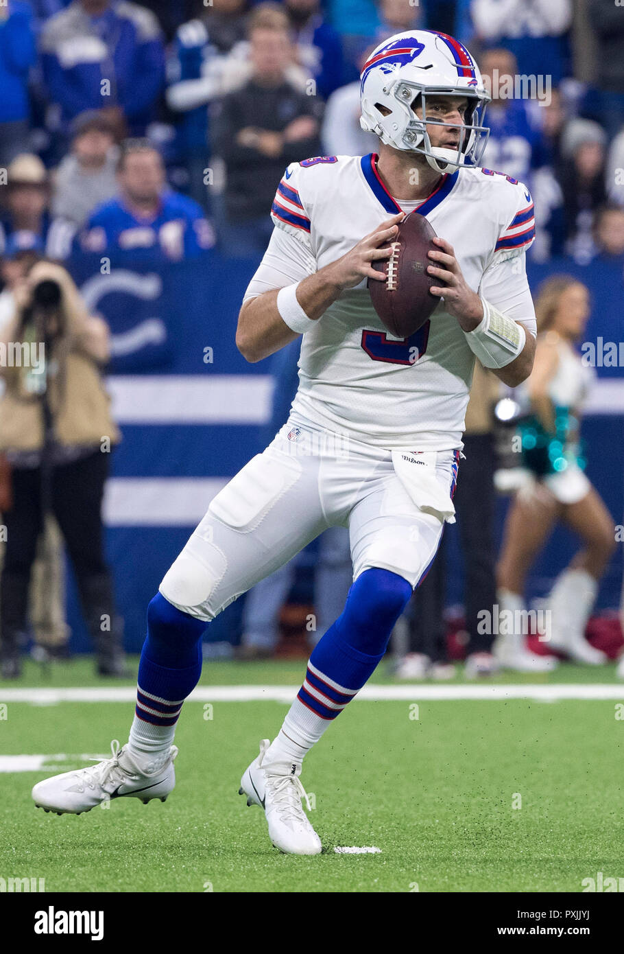 Indianapolis, Indiana, USA. 21st Oct, 2018. Buffalo Bills quarterback Derek  Anderson (3) passes the ball during NFL football game action between the Buffalo  Bills and the Indianapolis Colts at Lucas Oil Stadium