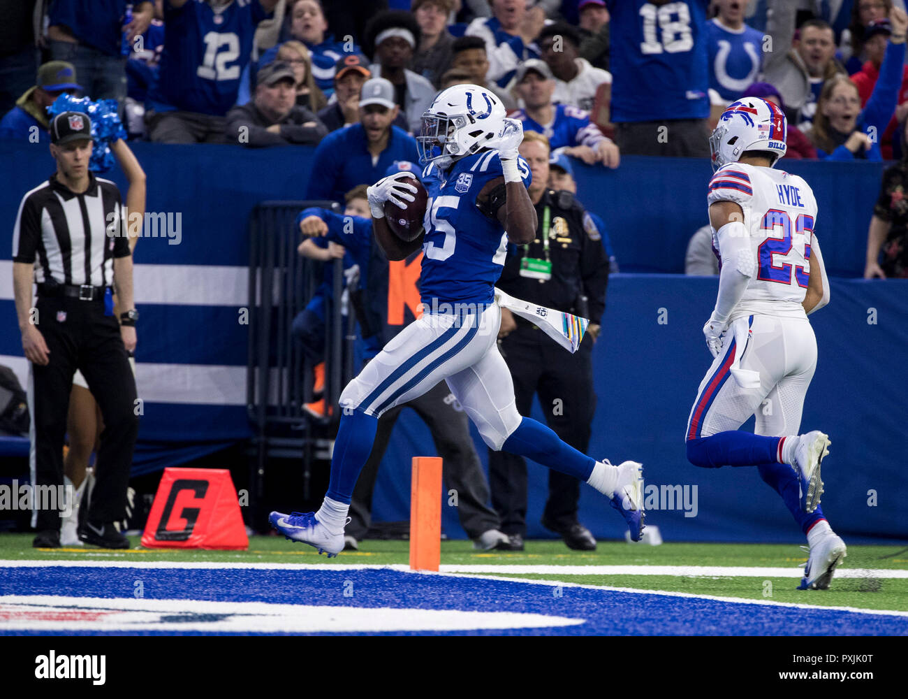Indianapolis, Indiana, USA. 21st Oct, 2018. Indianapolis Colts running back Marlon Mack (25) scores touchdown during NFL football game action between the Buffalo Bills and the Indianapolis Colts at Lucas Oil Stadium in Indianapolis, Indiana. Indianapolis defeated Buffalo 37-5. John Mersits/CSM/Alamy Live News Stock Photo