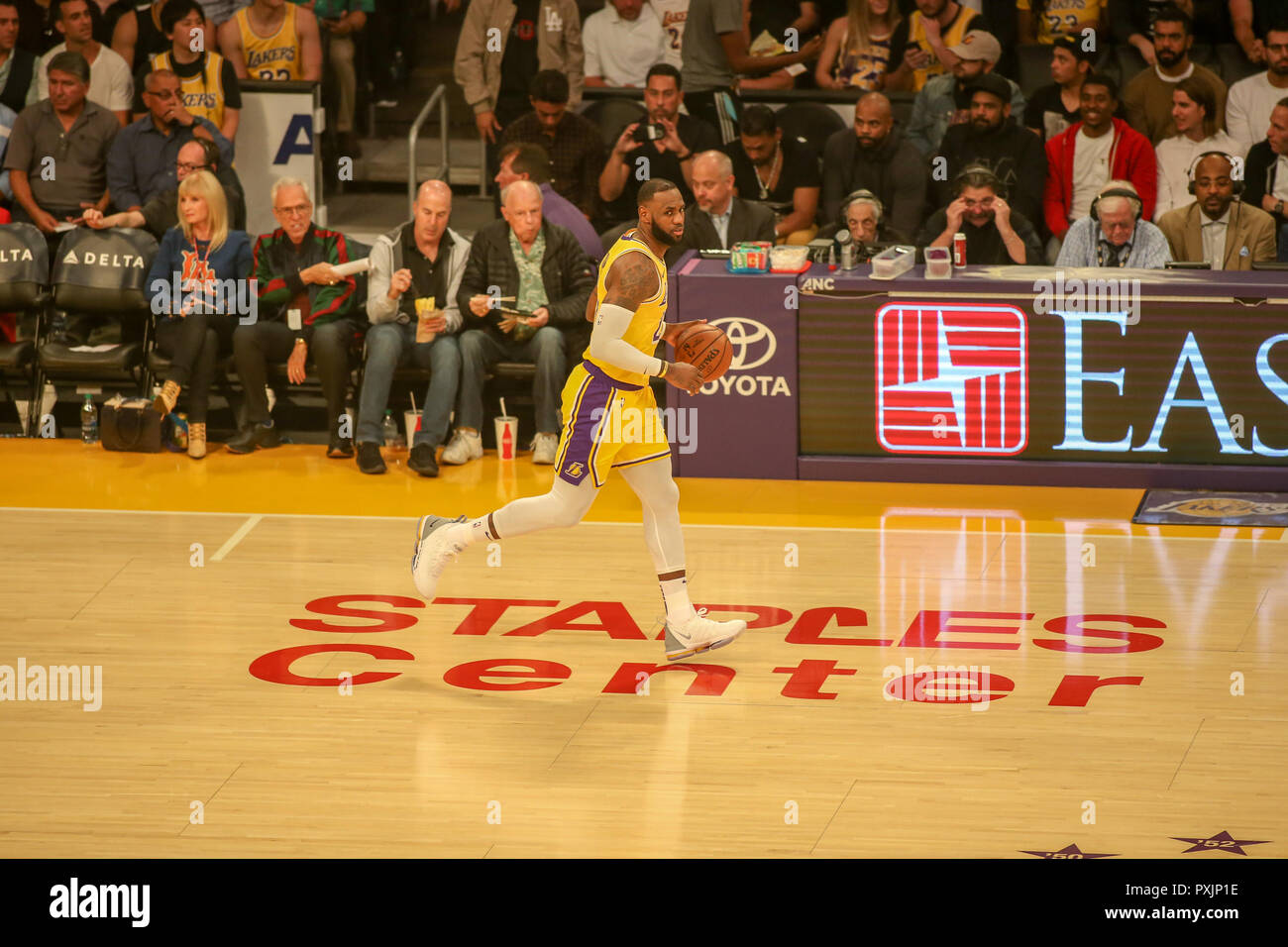 Staples center lakers court hi-res stock photography and images - Alamy