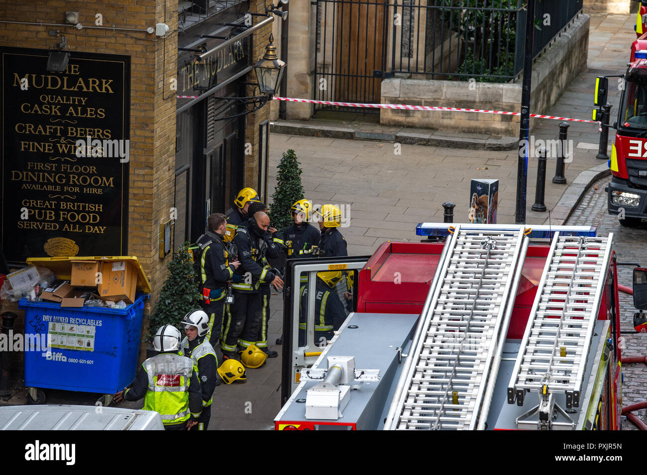 London, United Kingdom. 23 October 2018. Four fire engines and around 25 firefighters were called to a fire at a pub on Montague Close in London Bridge. There is a fire in the basement of the four-storey building. The Brigade was called at 1038. Fire crews from Dowgate, Dockhead, Whitechapel and Shoreditch fire stations are at the scene. The cause of the fire is not known at this stage. Credit: Peter Manning/Alamy Live News Stock Photo