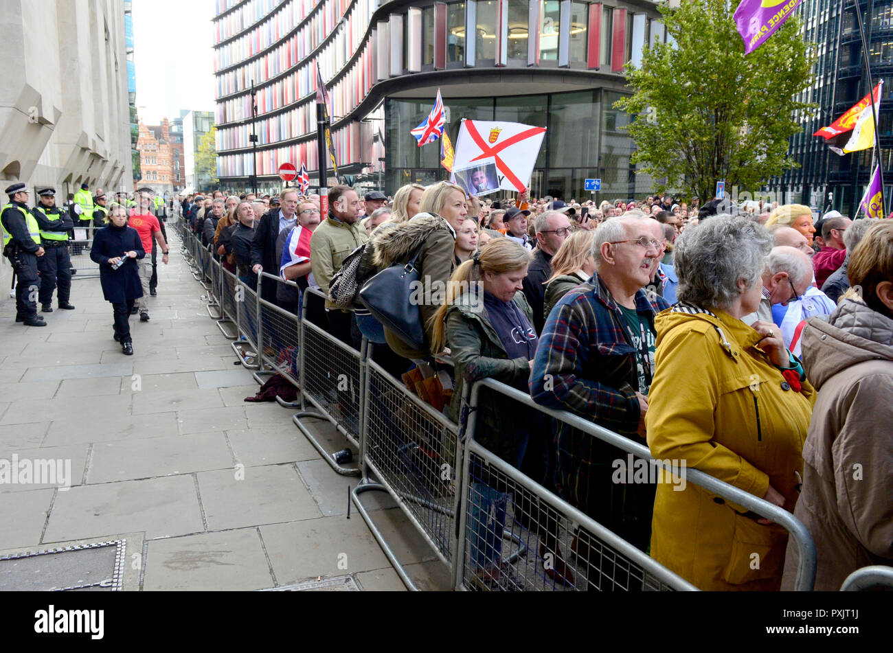 London 23rd October 2018. Tommy Robinson (real name Stephen Yaxley-Lennon) speaks to a large crowd outside the Old Bailey after being released on bail following the decision to abort his Contempt of Court hearing and refer it to the Attourney General Credit: PjrFoto/Alamy Live News Stock Photo