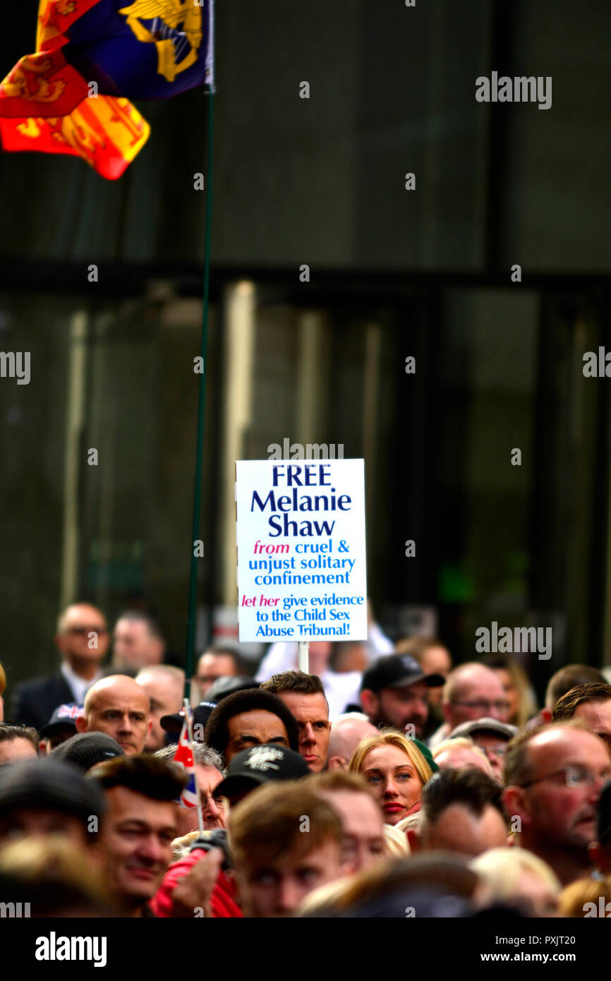 London 23rd October 2018. Tommy Robinson (real name Stephen Yaxley-Lennon) speaks to a large crowd outside the Old Bailey after being released on bail following the decision to abort his Contempt of Court hearing and refer it to the Attourney General Credit: PjrFoto/Alamy Live News Stock Photo