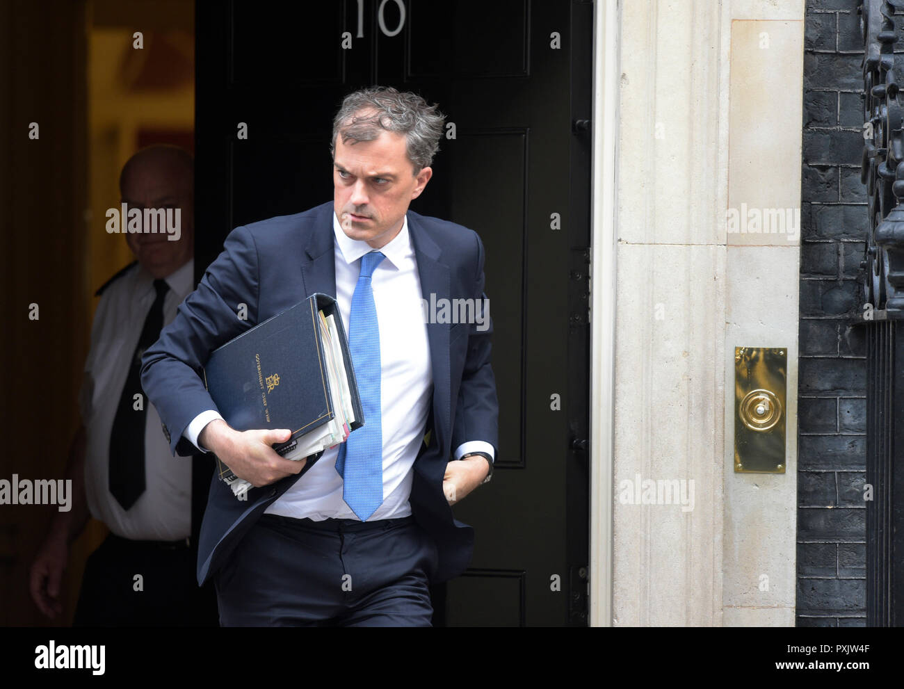 Downing Street, London, UK. 23 October 2018. Julian Smith, Chief Whip, leaves Downing Street after a long weekly cabinet meeting. Credit: Malcolm Park/Alamy Live News. Stock Photo