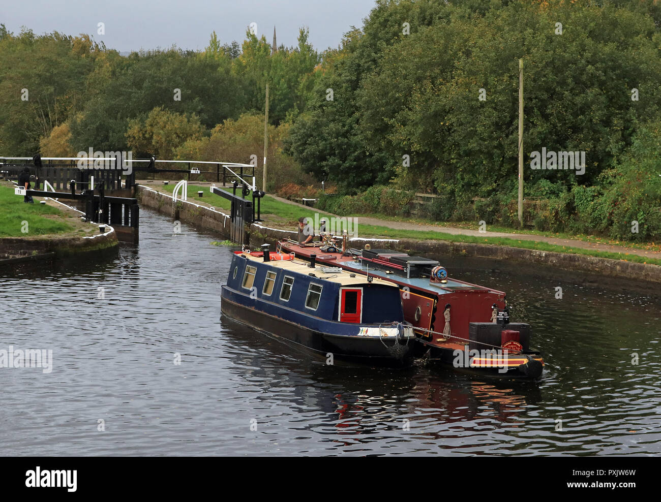 Leeds and Liverpool canal reopens, Wigan, England Wigan, Lancashire. 23rd October 2018. Two narrow boats are leaving lock 73 on the long flight of locks up from Wigan to Aspull on The Leeds and Liverpool canal on 23.10.18. These where the 1st boats to ascend the flight of 21 locks following the reopening the previous afternoon.  The locks where closed back in July following the prolonged dry spell of weather in the spring and summer that meant the reservoirs that feed water to the canal became depleted of supplies. Cw 6453  Colin Wareing /Alamy Live news. Stock Photo
