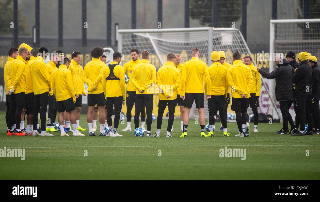 Dortmund, Germany. 23rd Oct, 2018. Dortmund coach Lucien Favre (r) speaks to the players during training. BVB will face Atletico Madrid on the 3rd matchday of Group A of the Champions League. Credit: Marius Becker/dpa/Alamy Live News Stock Photo