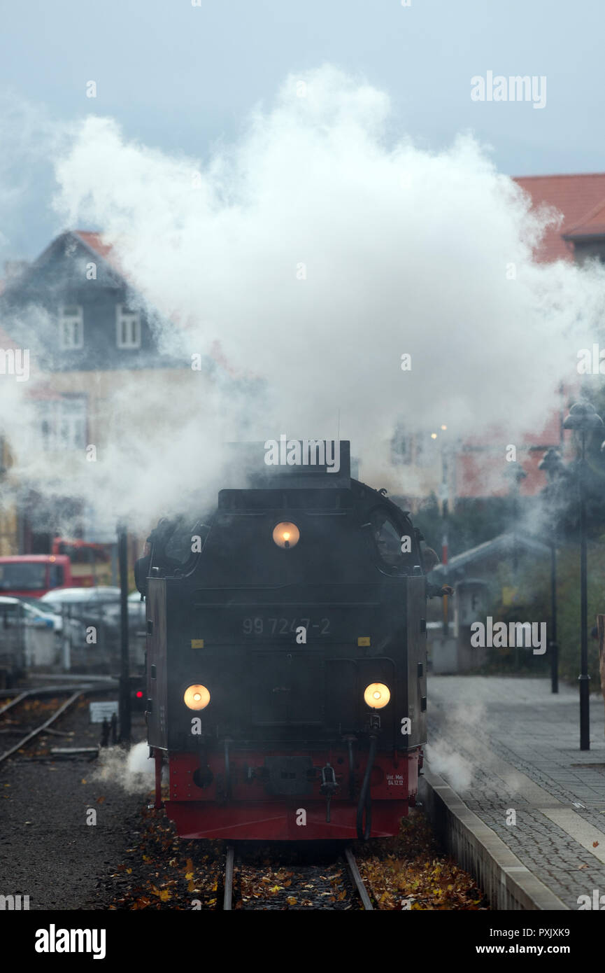 Brockengipfel, Germany. 23rd Oct, 2018. A train of the Harzer Schmalspurbahnen (HSB) pushes wagons backwards out of the station Wernigerode after the last journey. The German Weather Service (DWD) has issued a thunderstorm warning for the Harz Mountains. As a precaution, the Harz narrow-gauge railways had therefore stopped the train service to the summit of the Brocken and only drove to Drei Annen Hohne station. Credit: Klaus-Dietmar Gabbert/dpa-Zentralbild/dpa/Alamy Live News Stock Photo