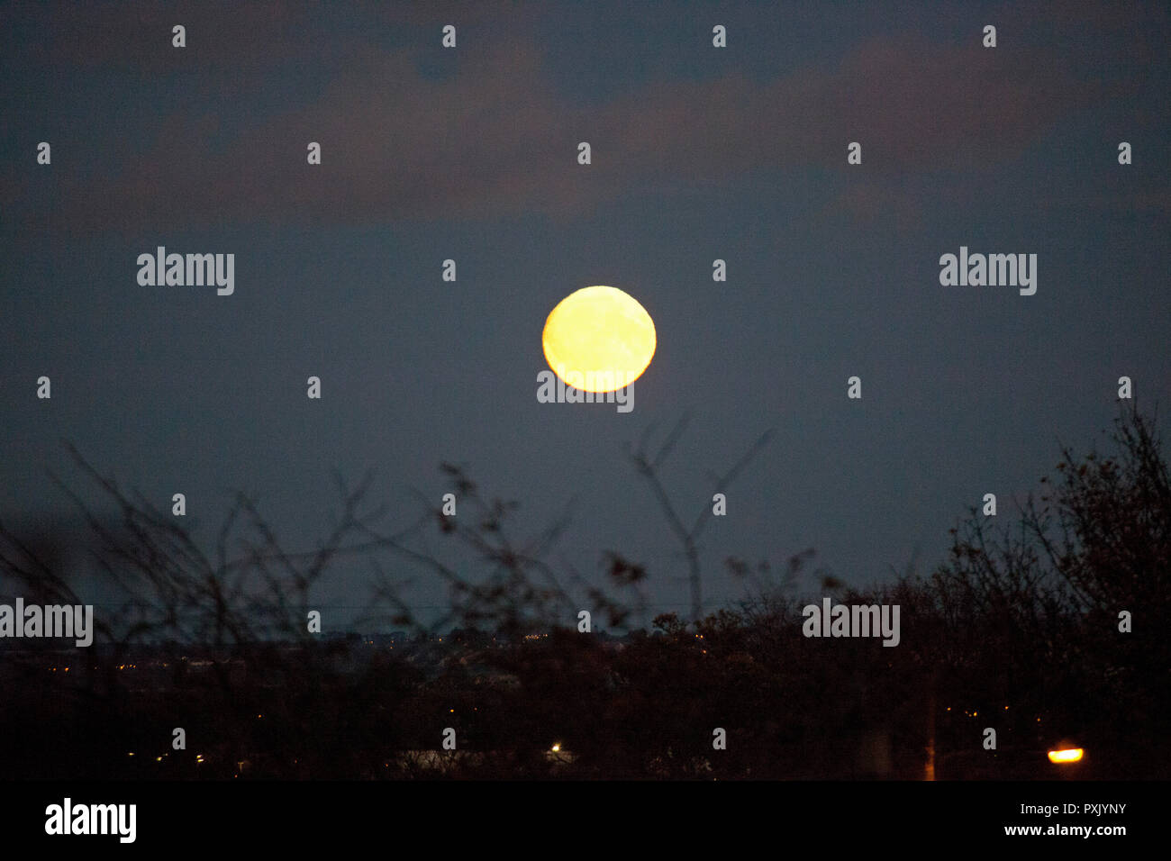 Edinburgh, Scotland, UK, 23 Oct. 2018. Hunter's Moon lights up the October sky above Edinburgh Scotland, UK Stock Photo