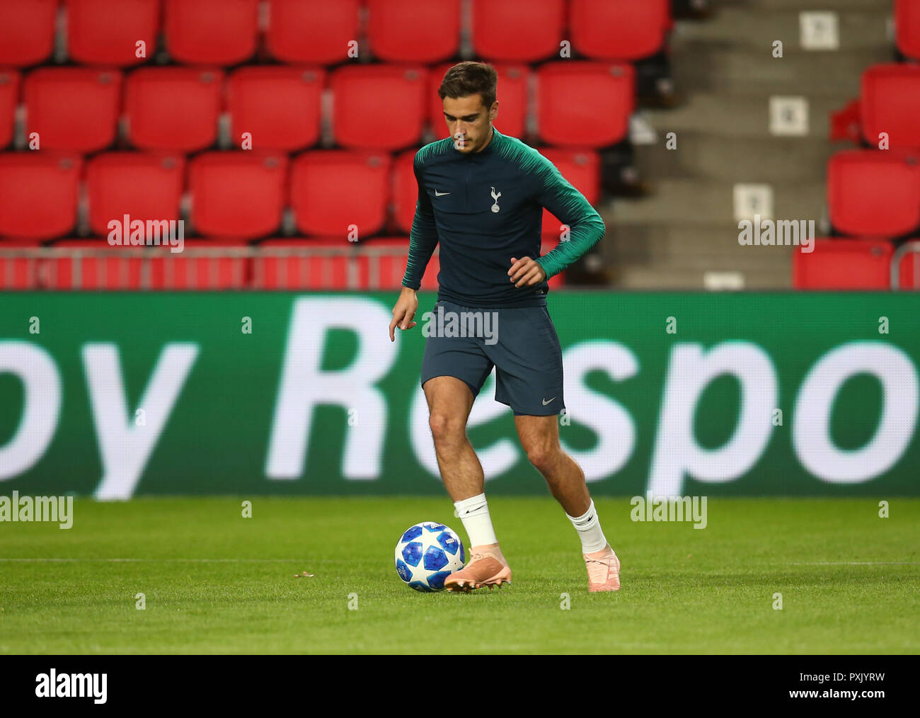 Eindhoven, Netherlands. October 23. 2018 Tottenham Hotspur's Harry Winks during Tottenham Hotspur training session ahead of the UEFA Champions League Group B match against PSV Eindhoven at Phillips stadium, in Eindhoven, Netherlands, on 23 Oct , 2018  Credit Action Foto Sport Credit: Action Foto Sport/Alamy Live News Stock Photo