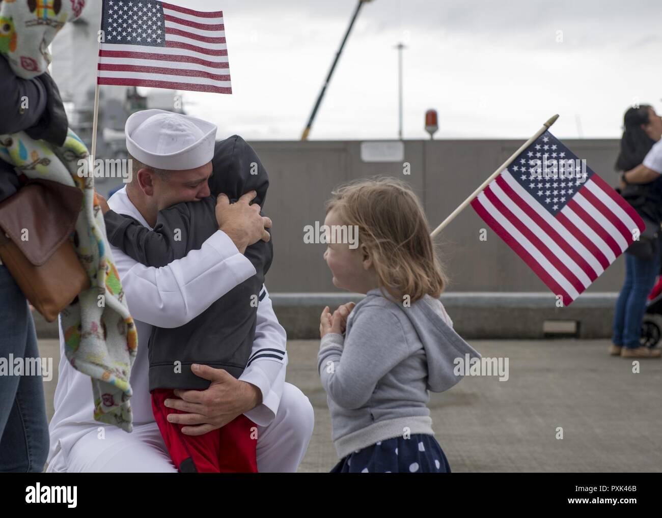 EVERETT, Wash. (June 1, 2017) A Sailor embraces his family before going ...