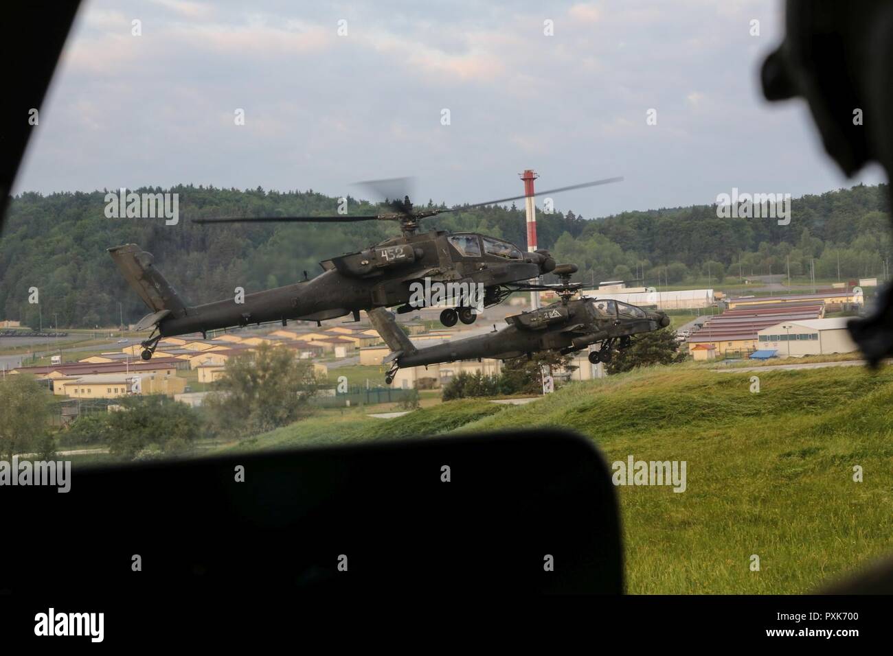 U s army apache helicopters hi-res stock photography and images - Alamy
