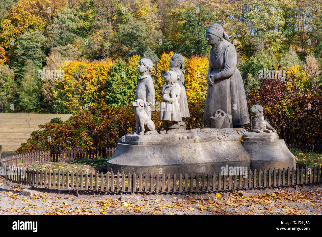 Socha Babicka s detmi  (1922, Otto Gutfreud), Ratibořice, Babiččino údolí, Česká republika / Statue of Grandmother with children, Ratiborice, East Boh Stock Photo