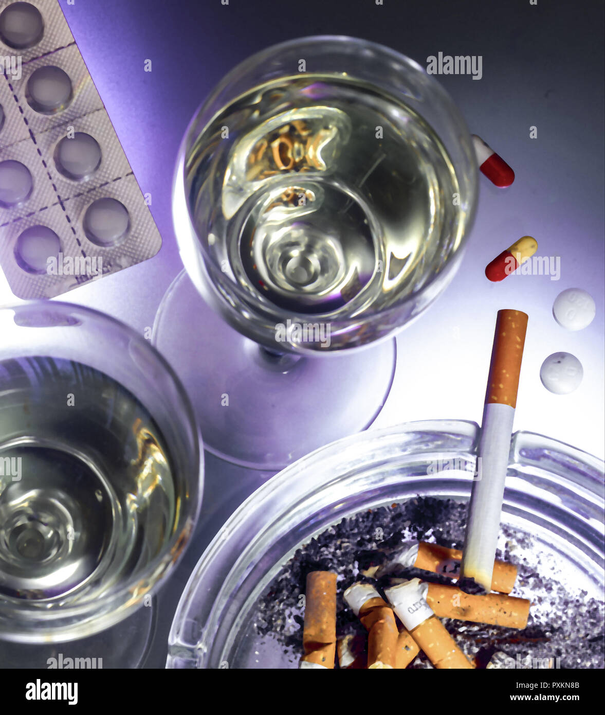 cigarette ash in alcohol Cigarettes ash ashtray butts hi-res stock photography and images - Page 4