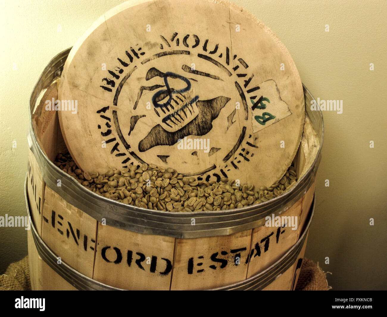 Kaffeebohnen Genussmittel Kaffee Bohnen Coffea Frucht Roetegewaechs Same Samen Kaffeebohne Aroma Aromastoff Koffein Anregend Holzfass Stock Photo